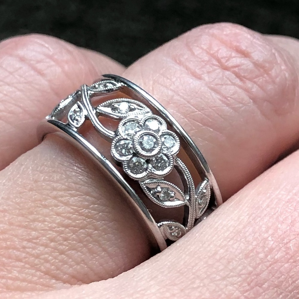 Simon G white gold flower ring with diamonds Sz. 7